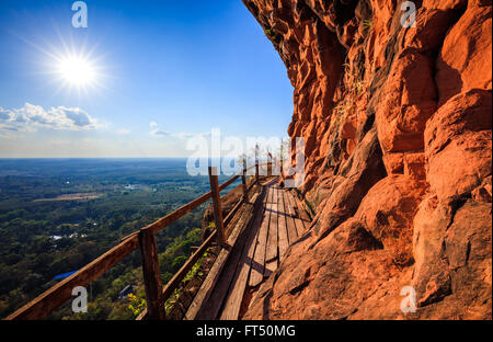 Klippe Seite Holzbrücke am Wat Phu Tok Tempel, Bueng Kan, Thailand Stockfoto