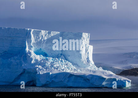 Die Eisberge und die Berge der antarktischen Halbinsel, Admiralty Bay, King George Island, Antarktis. Stockfoto