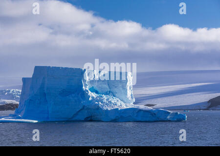 Die Eisberge und die Berge der antarktischen Halbinsel, Admiralty Bay, King George Island, Antarktis. Stockfoto