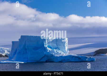 Die Eisberge und die Berge der antarktischen Halbinsel, Admiralty Bay, King George Island, Antarktis. Stockfoto