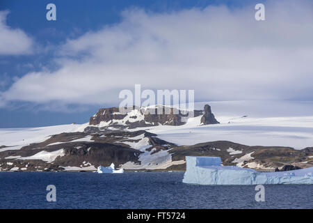 Die Eisberge und die Berge der antarktischen Halbinsel, Admiralty Bay, King George Island, Antarktis. Stockfoto