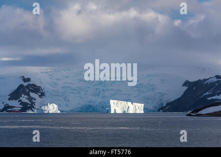 Die Eisberge und die Berge der antarktischen Halbinsel, Admiralty Bay, King George Island, Antarktis. Stockfoto