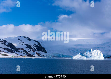 Die Eisberge und die Berge der antarktischen Halbinsel, Admiralty Bay, King George Island, Antarktis. Stockfoto