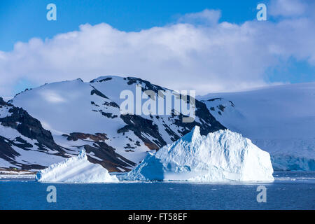 Die Eisberge und die Berge der antarktischen Halbinsel, Admiralty Bay, King George Island, Antarktis. Stockfoto