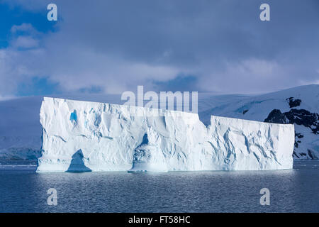 Die Eisberge und die Berge der antarktischen Halbinsel, Admiralty Bay, King George Island, Antarktis. Stockfoto