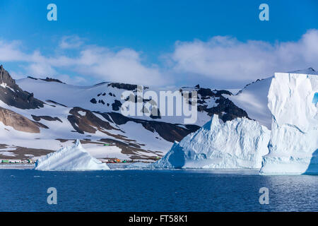 Die Eisberge und die Berge der antarktischen Halbinsel, Admiralty Bay, King George Island, Antarktis. Stockfoto