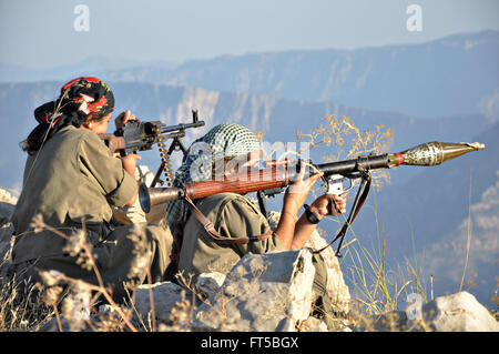 Frauen-Kämpfer mit der kurdischen PKK-Guerilla mit Rakete angetrieben Granaten und ein schweres Maschinengewehr in einem Propaganda-Foto, veröffentlicht von der PKK 8. August 2014 in Irakisch-Kurdistan gezeigt. Stockfoto