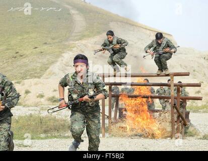 Weibliche Rekruten mit der kurdischen YPG während des Trainings eine Propaganda-Foto veröffentlicht durch die YPG 24. März 2016 in Irakisch-Kurdistan. Die YPG oder Völker Schutz Einheiten kämpfen den islamischen Staat in Syrien und im Irak. Stockfoto