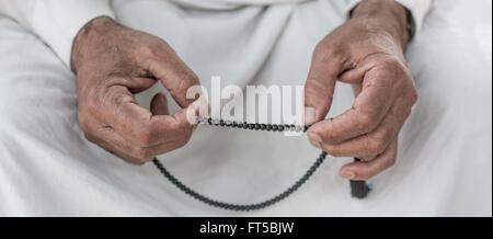 Alten muslimischen Mann mit Rosenkranz beten Stockfoto