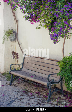 Dekorative Bank vor einer Hauswand Stockfoto