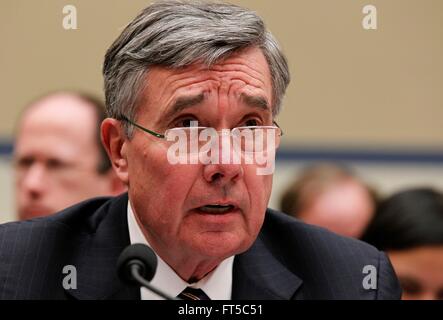 U.S. Customs and Border Protection Kommissar Gil Kerlikowske bezeugt vor dem Haus Aufsicht und Regierung Reform Subcommittee on Government Operations über die Visa-Waiver-Verbesserung und Terrorist Travel Prevention Act auf dem Capitol Hill 10. Februar 2016 in Washington, D.C. Stockfoto