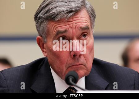 U.S. Customs and Border Protection Kommissar Gil Kerlikowske bezeugt vor dem Haus Aufsicht und Regierung Reform Subcommittee on Government Operations über die Visa-Waiver-Verbesserung und Terrorist Travel Prevention Act auf dem Capitol Hill 10. Februar 2016 in Washington, D.C. Stockfoto