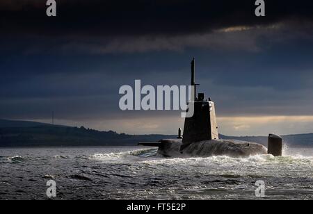 Die Royal Navy Astute-Klasse u-Boot HMS Hinterhalt angekommen Oberkommandos Clyde 19. September 2012 in Faslane, Schottland. Stockfoto