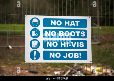 Melden Sie sich an einer Baustelle; "Kein Hut, keine Schuhe, keine Hi-Vis, kein Job!" Stockfoto
