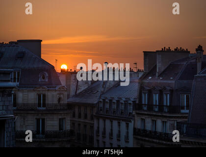 Sunrising über Dächer und Schornsteine in Paris Stadt Stockfoto