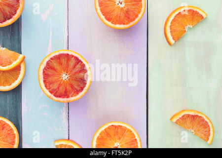 Orange Frucht. Halbiert und Keil Orangen und Blutorangen auf rustikalen Brett Stockfoto