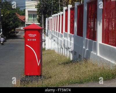 Thailand-roten Briefkasten, eine große Postfiliale. Stockfoto