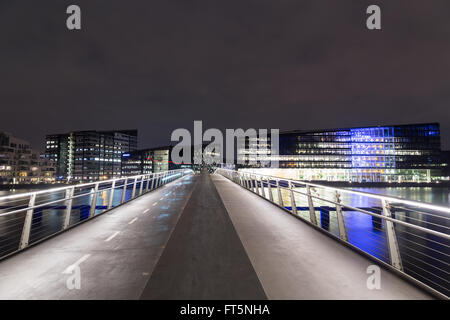 Kopenhagen, Dänemark - 22. März 2016: Moderne Radfahrer und Fußgänger-Hängebrücke-Bryggebroen bei Nacht Stockfoto