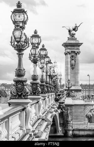 Pont Alexandre III Brücke mit Reihe von Straßenlaternen in Paris, Frankreich Stockfoto