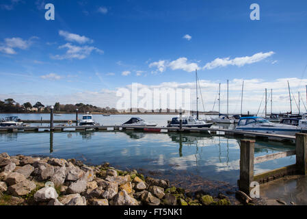 Blick auf Boote und Yachten auf Lymington Fluß und marina Stockfoto