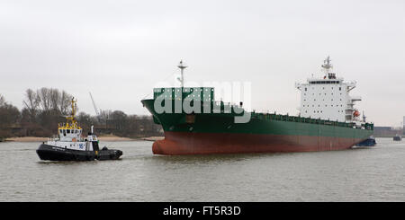 Ein Schiff auf der Maas in Rotterdam, Niederlande. Die Insel Moen orientiert sich an Schlepper. Stockfoto