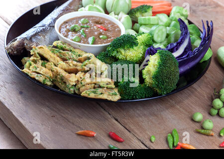 Fisch Saba Shoyu Yaki und Garnelen paste Chilisauce mit blanchiertem Gemüse und Cha Gemüse Spiegeleier Stockfoto