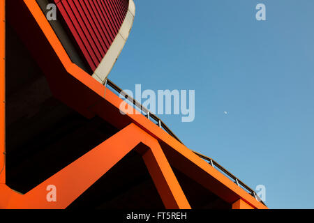 Der Mond über der roten Fassade des Luxor Theater in Rotterdam, Niederlande. Das Gebäude verfügt über ein modernes Design. Stockfoto