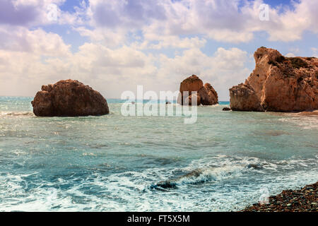 Seelandschaft mit Petra Tou Romiou, auch bekannt als Aphrodite Felsen ist ein Meer-Stapel in Paphos, Zypern. Stockfoto