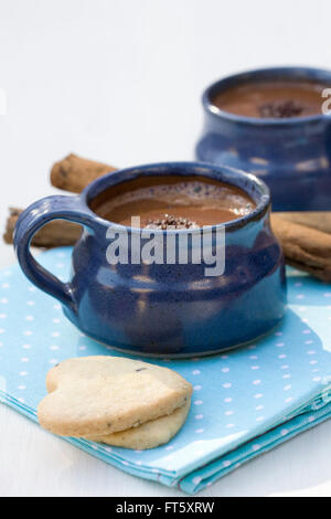 Heiße Schokolade Zimt und Cookies in Herzform. Stockfoto