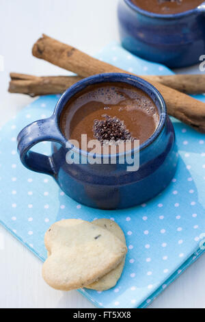 Heiße Schokolade Zimt und Cookies in Herzform. Stockfoto