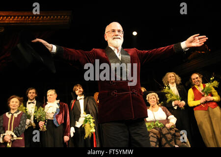 Britischen Schriftsteller Sir Terry Pratchett, 27. Februar 2011 in Prag, Tschechische Republik Stockfoto