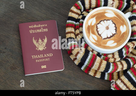 Tasse Kaffee umgeben die warmen Schal und Thai Pass Stockfoto