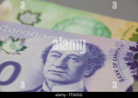 Kanadische 10 und 20 Dollar Banknoten auf grauem Hintergrund Stockfoto