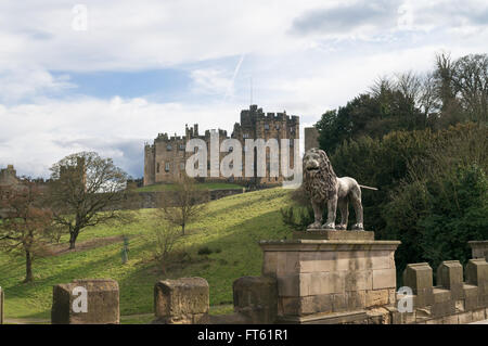 Alnwick Castle von den Löwen-Brücke, Northumberland, England, UK Stockfoto