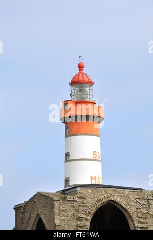 29. Phare De La Pointe Saint Mathieu et dieAbbatiale Stockfoto