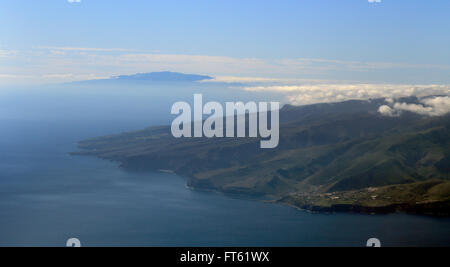 Blick auf La Gomera, El Hierro aus dem Flug Flughafen Teneriffa Süd, Kanarische Inseln, Spanien nähert. Stockfoto