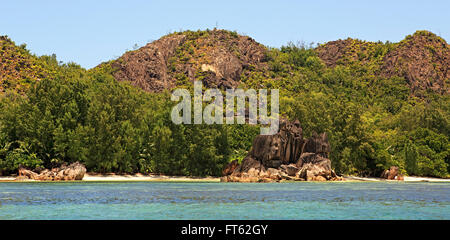 Schöne große Granitfelsen am Strand von Curieuse Island im Indischen Ozean. Stockfoto