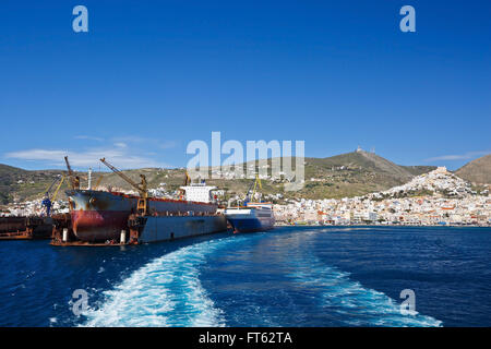 Stadt Ermoupoli auf Syros Insel von der Fähre aus gesehen. Stockfoto