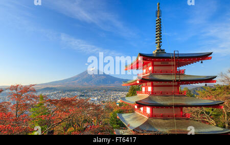 Mt. Fuji mit Chureito Pagode bei Sonnenaufgang im Herbst, Fujiyoshida, Japan Stockfoto