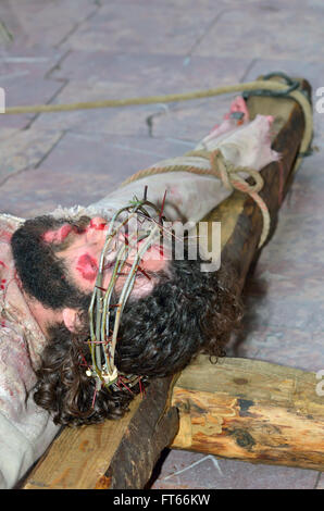 GALATI, Rumänien 04.2014 - Jesus am Kreuz, auf dem Weg zu seiner Kreuzigung, während die Straße Aufführungen am 16. April 2014 Stockfoto