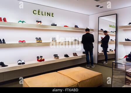 Paris, Frankreich, Weitwinkelansicht, Designer-Heels, Mann Shopping Schuhe, französisches Kaufhaus, Printemps, chinesische Touristen im Inneren, „Celine“ Luxus-Damendesignerschuhe auf dem Display, kommerzielle Innenausstattung, Haute Couture Accessoires, Shopping-Tourismus Mode, LVMH Stockfoto
