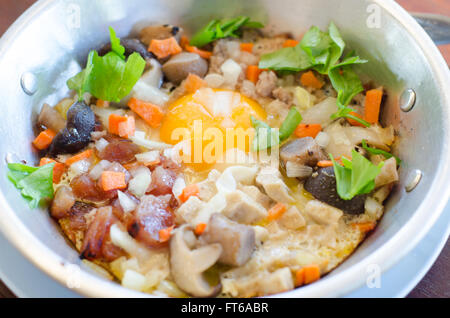 Gebratenes Ei Zeug mit heißen Pfanne, traditionelles Frühstück Stockfoto