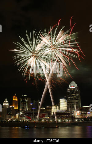 Cincinnati-Feuerwerk. Am Ohio River nach einem Baseballspiel der Cincinnati Reds. Cincinnati, Ohio, USA. Gesehenen General James Taylo Stockfoto