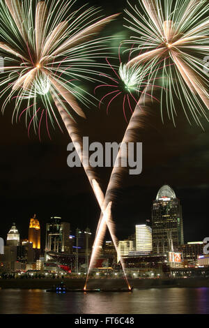 Cincinnati-Feuerwerk. Am Ohio River nach einem Baseballspiel der Cincinnati Reds. Cincinnati, Ohio, USA. Gesehenen General James Taylo Stockfoto