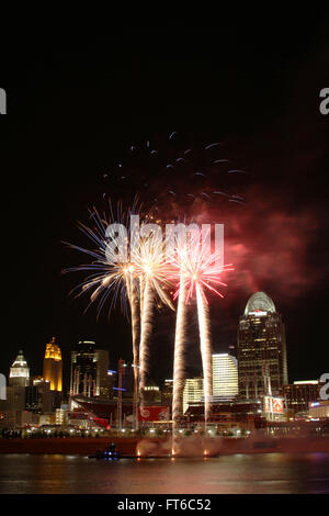 Cincinnati-Feuerwerk. Am Ohio River nach einem Baseballspiel der Cincinnati Reds. Cincinnati, Ohio, USA. Gesehenen General James Taylo Stockfoto