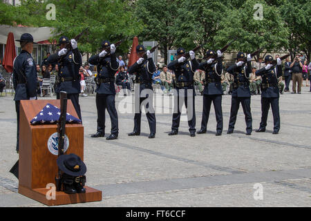 051315: während Polizei Woche US Customs Border Protection Ehrengarde und Rohr und Trommel statt eine zeremonielle Leistung für CBP Familien von gefallenen Agenten und Offiziere. Fotograf: Donna Burton Stockfoto