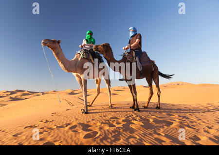 Touristen auf Kamele, Dünen von Merzouga, Marokko Stockfoto