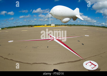 Das Tethered Aerostat Radar System (TARS) in Rio Grande City, TX, nutzt verankerte Aerostate zur Überwachung und verbessert so die US-Zoll- und Grenzschutzoperationen gegen Schmuggler und Drogenhändler im Luft-, See- und Oberflächenbereich. Stockfoto