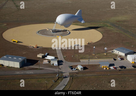Das Tethered Aerostat Radar System (TARS) in Marfa, Texas, nutzt verankerte Ballons als Radarplattformen zur Überwachung. Dieses System unterstützt den US-Zoll und den Grenzschutz bei der Überwachung von Luft-, Oberflächen- und maritimen Aktivitäten und zielt auf Schmuggel und Menschenhandel ab. Stockfoto