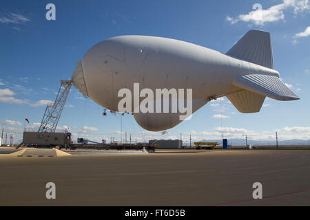 Das Tethered Aerostat Radar System (TARS) in Marfa, Texas, ist ein Luftüberwachungssystem, das vom US-Zoll und Grenzschutz verwendet wird. Sie nutzt Aerostate (Festlandballons) als Radarplattformen, um Schmuggelaktivitäten zu überwachen und Grenzschutzmaßnahmen zu verbessern. Stockfoto